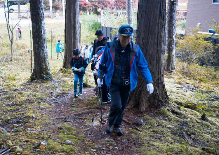 鳥森山でのどんぐり拾いと自然観察